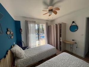 Villas Villa Les Pins, terrasse, piscine et jardin clot, vue foret : photos des chambres