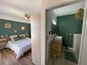 Villa Les Pins, terrasse, piscine et jardin clôt, vue forêt