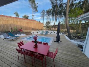 Villa Les Pins, terrasse, piscine et jardin clôt, vue forêt