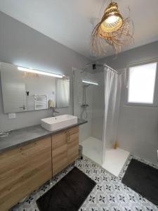 Villas Villa Les Pins, terrasse, piscine et jardin clot, vue foret : photos des chambres