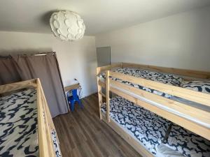 Villas Villa Les Pins, terrasse, piscine et jardin clot, vue foret : photos des chambres
