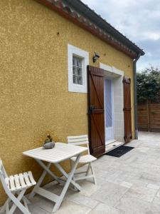 Maisons de vacances Mazet des Orchidees - Gite 4 personnes 50 m2 - Jardin, spa prive - independant - stationnement prive : photos des chambres