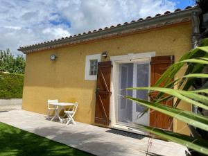 Maisons de vacances Mazet des Orchidees - Gite 4 personnes 50 m2 - Jardin, spa prive - independant - stationnement prive : photos des chambres