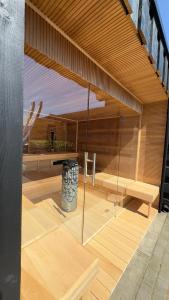 PUUR Eastermar - monumentaal, authentiek en luxe koetshuis aan open vaarwater met jacuzzi en sauna