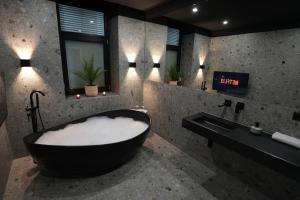 Luxusapartment mit Badewanne und Parkplatz