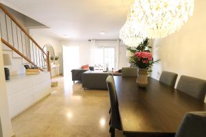 Maravilloso adosado para 8 en entorno privilegiado by Hometels