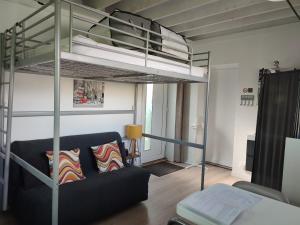 Appartements Studio meuble 1 piece entierement equipe sans cloisons separatives : photos des chambres