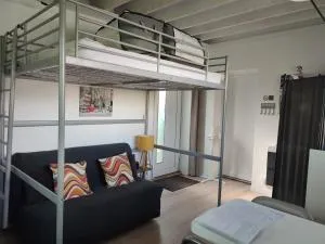 Studio meublé 1 pièce entièrement équipé sans cloisons séparatives - La Copechagnière