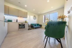 Luxury 1 Bedroom serviced apartment with Roof terrace & Gym