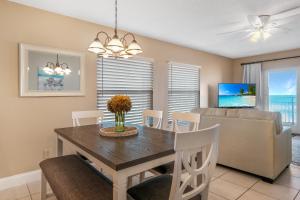 Marvel at the spectacular views from this bright corner condo!