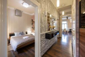 Warm & Cozy Central Home by Anna