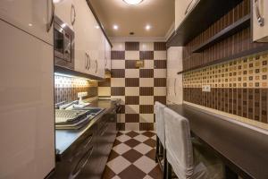 Warm & Cozy Central Home by Anna