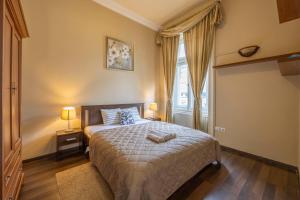 Warm & Cozy Central Home by Anna