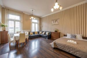 Warm & Cozy Central Home by Anna