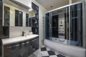 Warm & Cozy Central Home by Anna