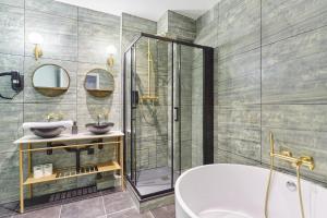 Sublime Apartment Montaigne Arc de Triomphe by Studioprestige