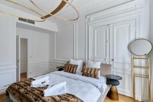 Sublime Apartment Montaigne Arc de Triomphe by Studioprestige