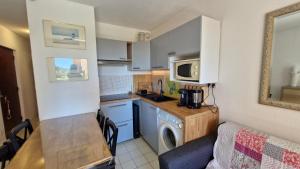 Le Tropique Appart front de mer avec loggia Piscine parking 2 chambres - Lg38