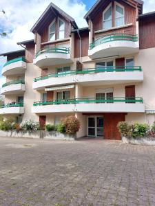 Appartement T3 classé trois étoiles au calme de plain-pied au centre Doussard avec vue sur montagne, lac Annecy à proximité