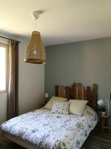 B&B / Chambres d'hotes Chambres d'Hotes Domaine du Bourg : Chambre Familiale avec Salle de Bains Privative