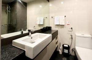 Comfy 1 Bedroom Condo in Surin (Seaview Rooftop Pool & Gym)