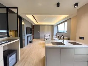 Moonshine Inn - Hsing-jen-ts'un