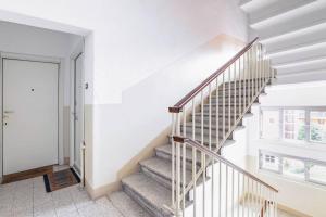 HOST4U - GOLFO ARANCI, Beautiful Apartment in Milan