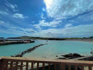 Top Floor Retreat Portmor- Sea, Beach & Balcony