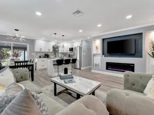 4b2b Family Home w Hot Tub BBQ & Firepit 9mins to beach - Largo