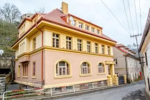 Pobyt ve vile pod hradem Křivoklát až pro 4 osoby - Lány