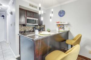 Galveston Beach Condo with Resort Amenities