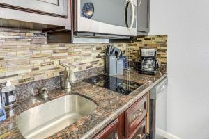 Galveston Beach Condo with Resort Amenities