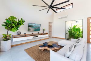 Beachside Bliss 4BR Lux Villa, Pool, Terrace, Golf