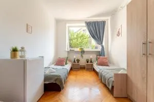 Hostello Airport - Przytulne pokoje, ogród, grill, w pełni wyposażona kuchnia - Smolec