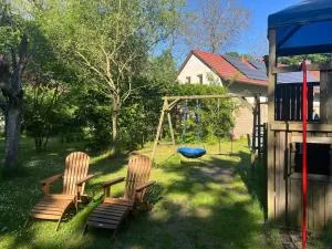 Remise an der Rennbahn - umzäuntes Anwesen mit Parkplätzen, AmzonPrime, Netflix, Wii, PS2 - Petershagen