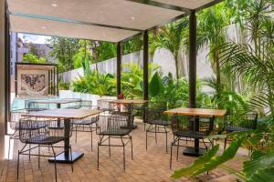 Modern 2BR First Floor Condo with Pool Access La Veleta