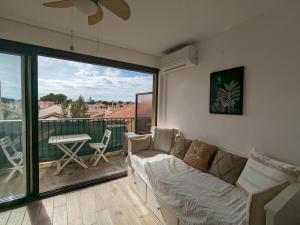 Studio climatisé avec balcon - Vue montagne - 50 m de la plage