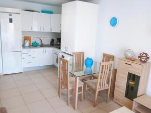 ALCAVISTA - garage, AC, free net, 350m to ocean, tv channels, sunsets and La Gomera view from balcony