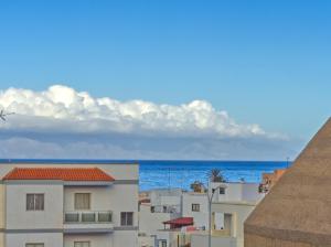ALCAVISTA - garage, AC, fibre net, 350m to ocean, tv channels, sunsets and La Gomera view from balcony