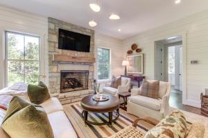 Stunning Cashiers Cottage Rental with Screened Porch