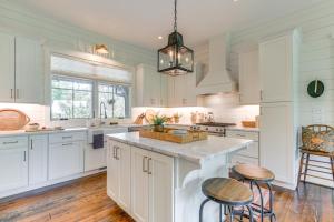 Stunning Cashiers Cottage Rental with Screened Porch