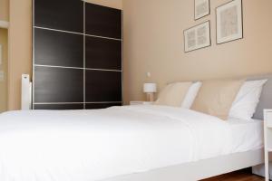 Modern 2BDR Apt - 2 to Metro - Direct to Acropolis