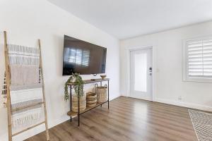 10 min 2 beach Hot Tub Pool Table FirePit Sleeps 8