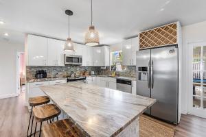 10 min 2 beach Hot Tub Pool Table FirePit Sleeps 8