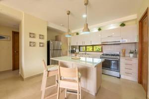 Océano azul en playa bonita O302