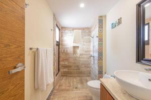 Océano azul en playa bonita O302