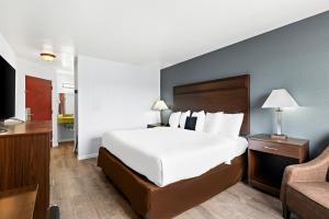 King Room room in Economy Inn Yakima