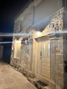 Πέτρινη οικία με εσωτερικό τζάκι