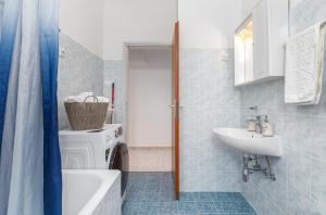 Apartment Tesic close to the sea with shared 4xbicycles