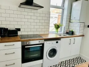 Superbly located terraced house - 索尔福德